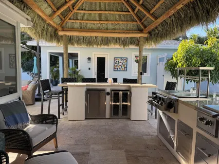 Guest House with Private Yard, Pool, Outdoor Kitchen & Tiki Bar Отели рядом с достопримечательностью «The Art Arena Gallery»