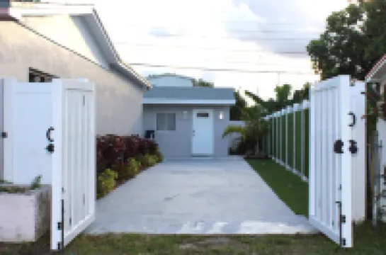 Enjoy this  stylish studio space. Walking distance from Hardrock Stadium 마이애미가든 호텔