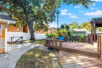 5 minutes to the beach! 2BR/2BA in a quiet neighborhood. Five Below附近的飯店