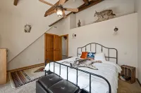 Traditional A-frame Luxe Cabin in Crestline Ca. 3bed3bath/3LVL/PRVT SPA/5+PRKING