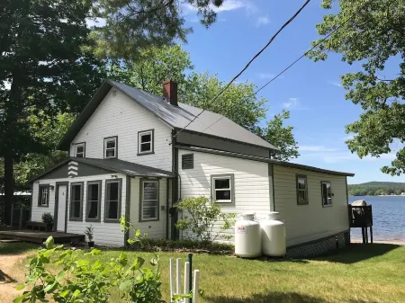 Beautiful Views @ 4-Season Lake House, Private Sandy Beach Отели в г. Фрайерберг