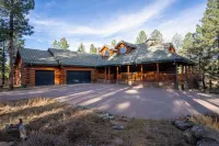 Beautiful Mountain Lodge! 7,000 Sq. Ft W/ Pond Hotel dekat Whiting Sawmill