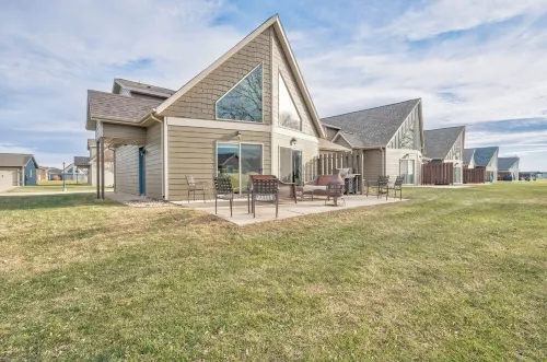 3-bedroom Cabin 13 in Bridges Bay, with on site eating and in/outdoor pool. Hotels in Center Grove