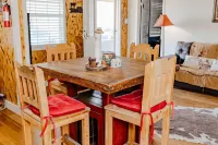 Charming 1-bedroom house in relaxing Alpine with WiFi, AC Hotels in Alpine