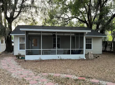 Cozy Cottage in Historic Mount Dora. 3 bedrooms & 2 bathrooms.