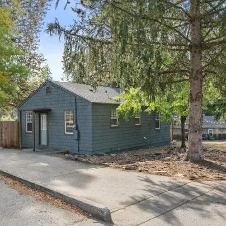 Ponderosa patio with AC, WiFi, mins from airport, downtown & arboretum