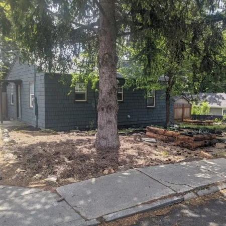 Ponderosa patio with AC, WiFi, mins from airport, downtown & arboretum