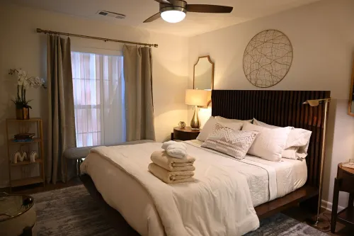 Zen in Newnan! Calming and comfy. Have a charming stay in this zen inspired home