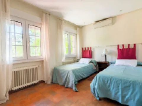 Torrelodones: House with shared garden and pool 25 min from Madrid. Wifi Hoteles en Galapagar