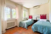 Torrelodones: House with shared garden and pool 25 min from Madrid. Wifi Các khách sạn ở Galapagar