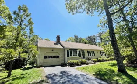 NEW - Cozy Cape Cod Family Getaway ~ A/C ~ SCREENED PORCH Отели в г. Деннис