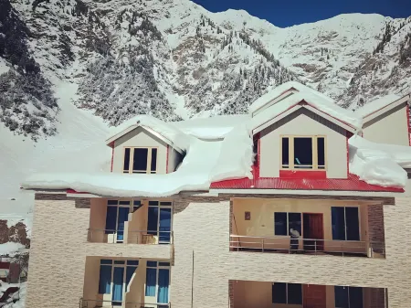 Imperial Hotel Naran Отели рядом с достопримечательностью «Naran Valley»