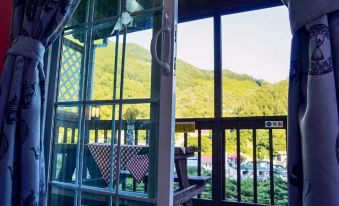 Gurye Solbachi Boineun Punggyeong Pension