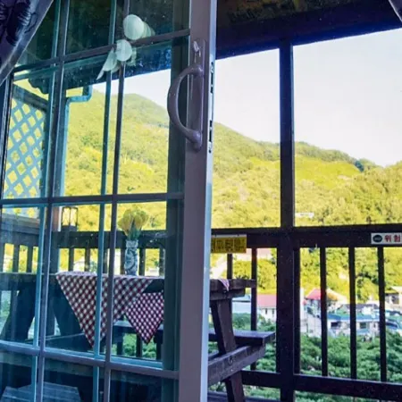 Gurye Solbachi Boineun Punggyeong Pension