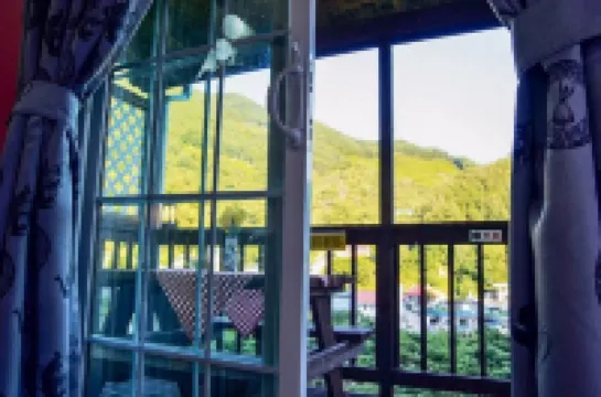 Gurye Solbachi Boineun Punggyeong Pension