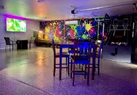 Wknd@Bernies 4 Bd-GAME ROOM, Roof Deck-H2O/Mtn View-Minutes to Water and Hot Tub