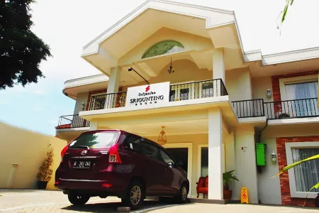 Noola Inn Hotel Bogor Отели рядом с достопримечательностью «Ecodome Bogor Botanical Gardens»