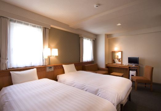 깔끔하게 정돈된 호텔 로비