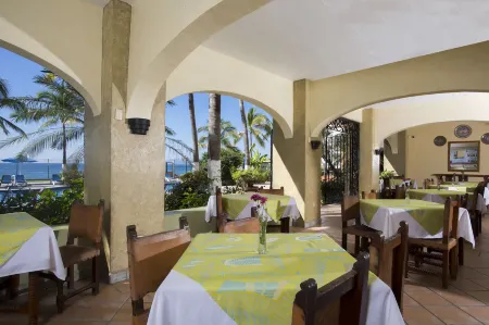 Hotel El Pescador Отели рядом с достопримечательностью «Los Muertos Beach Pier»