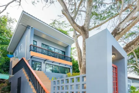 Koh Sirey Beachfront Pool Villa Отели рядом с достопримечательностью «Old Phuket Town»