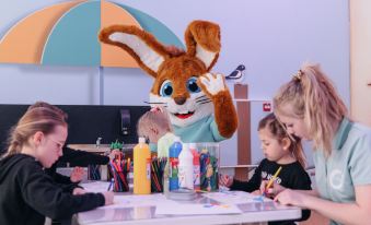 Detached Well-Kept Villa with Garden, Near the Beach