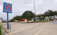 達拉斯6號汽車旅館 - 艾迪生 - 停車場