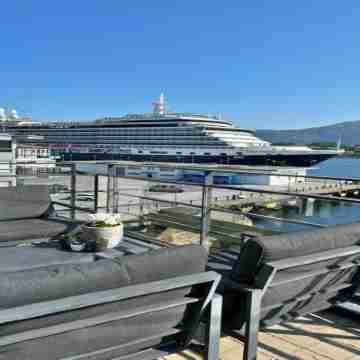 Brosundet Balcony Bliss, EV Garage, Supermarket Next Building Others