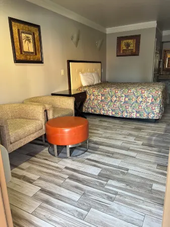 Amber Motel Отели рядом с достопримечательностью «Centinela Springs»