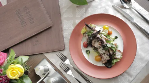 آدم للأجنحة الفندقية تناول الطعام Photos