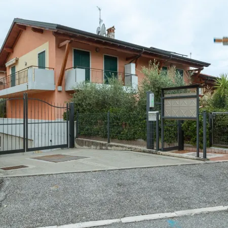 Elegant Holiday Home in Lazise with Swimming Pool Near Lake