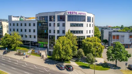 Vestil Hotel Отели рядом с достопримечательностью «Piotrkow Old Town»