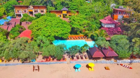 Lanta Miami Resort Отели рядом с достопримечательностью «Khlong Chak Waterfall»