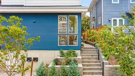 The Golden Lion Sweet Suite Отели рядом с достопримечательностью «Seattle Cruise Ship Terminal 91»