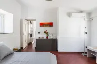 City Cottage with Garden & Pool by Wonderful Italy