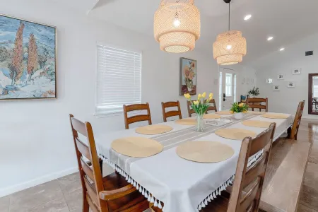 Private Pickle-ball Court+Kids play backyard + 6 Flags +Cowboys + Airport