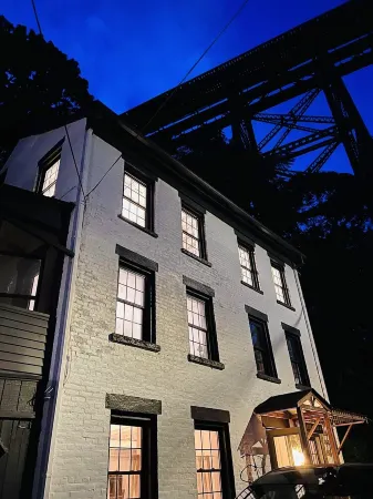 Historic house overlooking Rondout Creek Отели в г. Кингстон