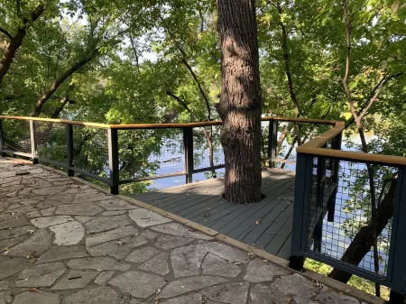 Magical Lake house, feel like being in the cabin in the heart of Minneapolis. Отели рядом с достопримечательностью «Park Nicollet Eye Care and Optical Store St. Louis Park»