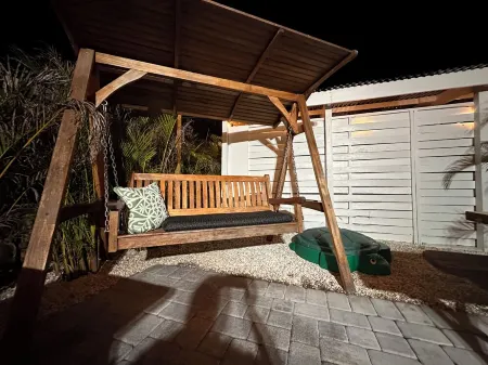 Siesta Key Cottage – Best Value! Just Cross the Street to the Gulf! Отели рядом с достопримечательностью «Кресент Бич»