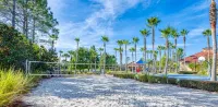 Screened-in Pool and Resort Amenities - Charming Retreat Hotels in Poinciana