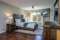 Mountain View and Game Room - Spacious Luxury Retreat