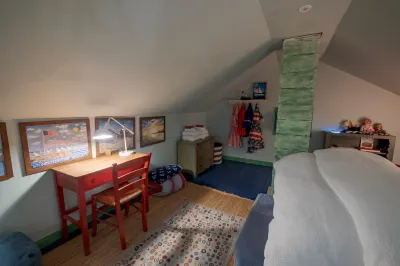 Historic Nautical Charm with Fire Pit - Charming Cottage فنادق في North Stonington