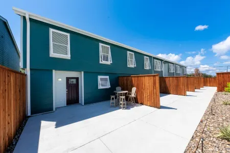 Luxurious Townhome and Comfortable Amenities - Inviting Coastal Retreat