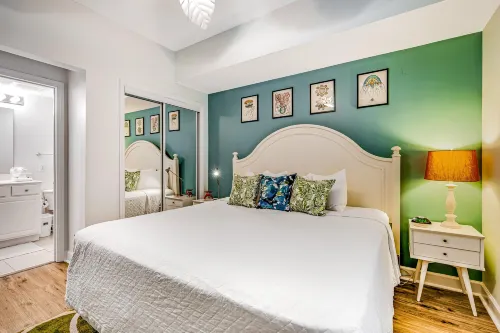 Tropical, waterfront oasis with furnished balcony, pools, & beach access Hotels in Lower Grand Lagoon