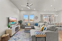 Private Hot Tub, Fire Pit, and Tropical Pool Access - Elegant Oasis