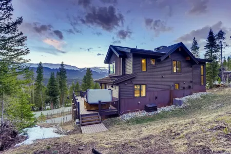 Stunning Mountain Views and Hot Tub - Modern Luxury Retreat