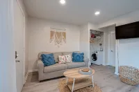 Pool, Free Parking and Close to Downtown - Cozy Urban Retreat