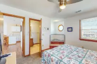 Charming house with ocean view, private hot tub & pool access, washer/dryer & AC