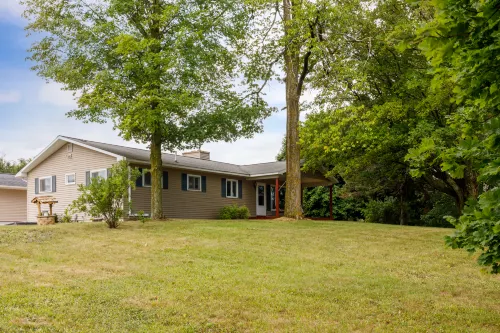 Charming Farm Retreat with Modern Comfort - Exquisite Tranquility Escape