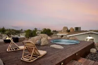 Charming Oasis with Hot Tub and Fire Pit - Romantic Desert Retreat Hotels in Yucca Valley