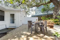 Stylish Kitchen and Outdoor Porch Retreat - Charming Oasis Hotel a Folly Beach